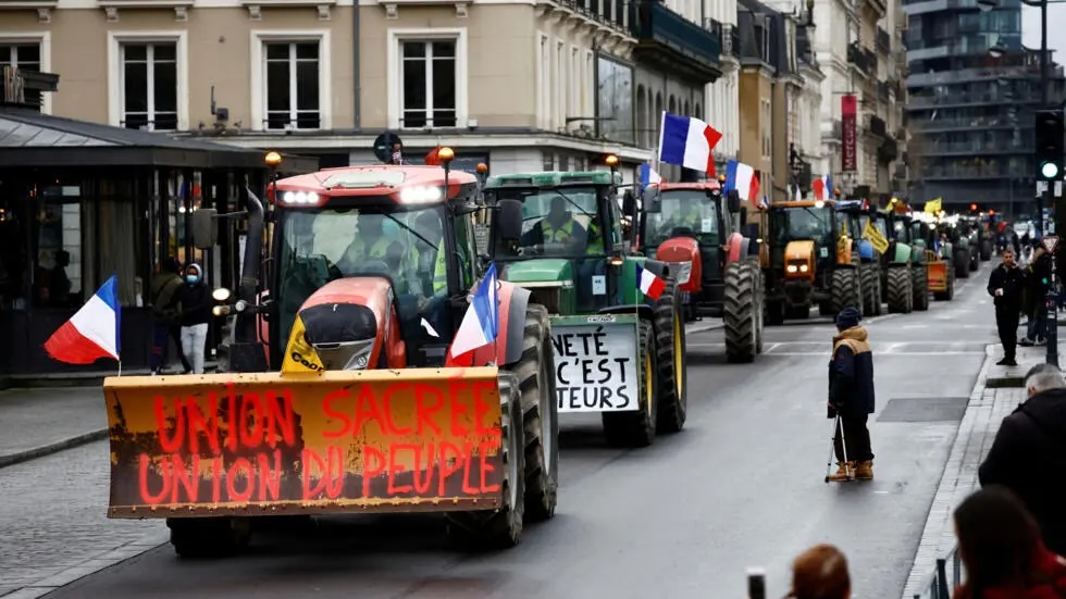 Agricultores franceses retoman protestas y amenazan con bloquear París