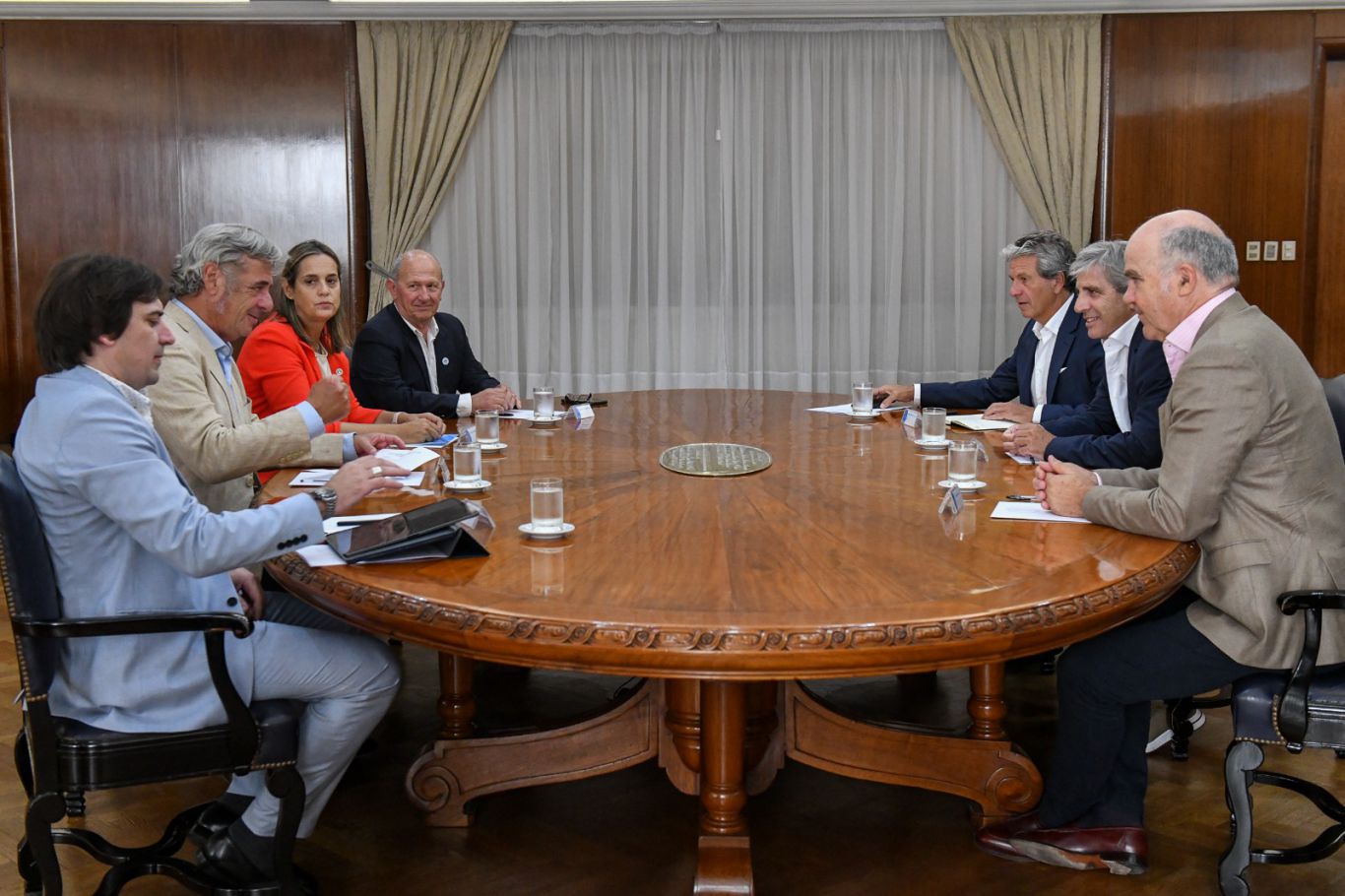 Caputo le prometió a la Mesa de Enlace la eliminación del "impuesto al cheque", pero sin fecha