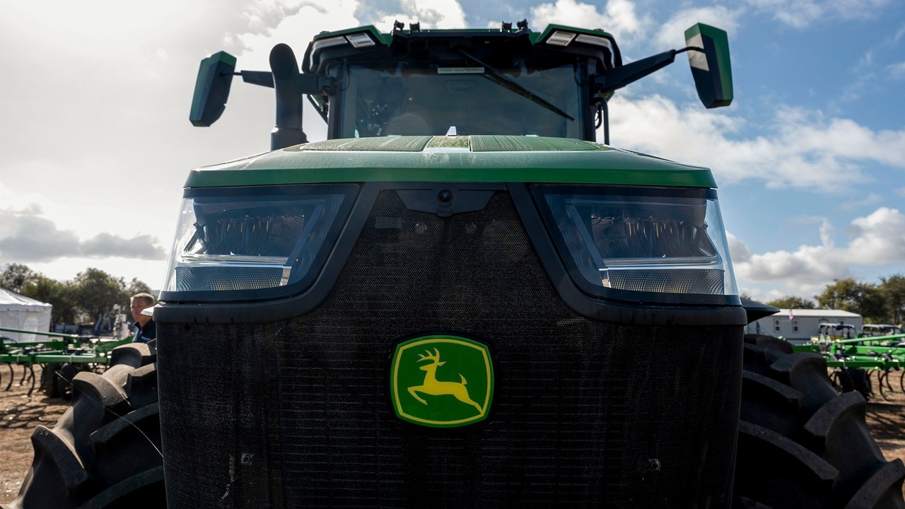 Caen las acciones de Deere en medio de un panorama agrícola desafiante y amenaza de aranceles