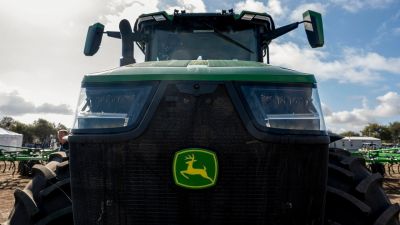 Caen las acciones de Deere en medio de un panorama agrícola desafiante y amenaza de aranceles
