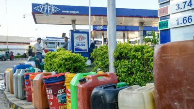 La escasez de diésel y gasolina dificulta las tareas laborales del agro en Santa Cruz