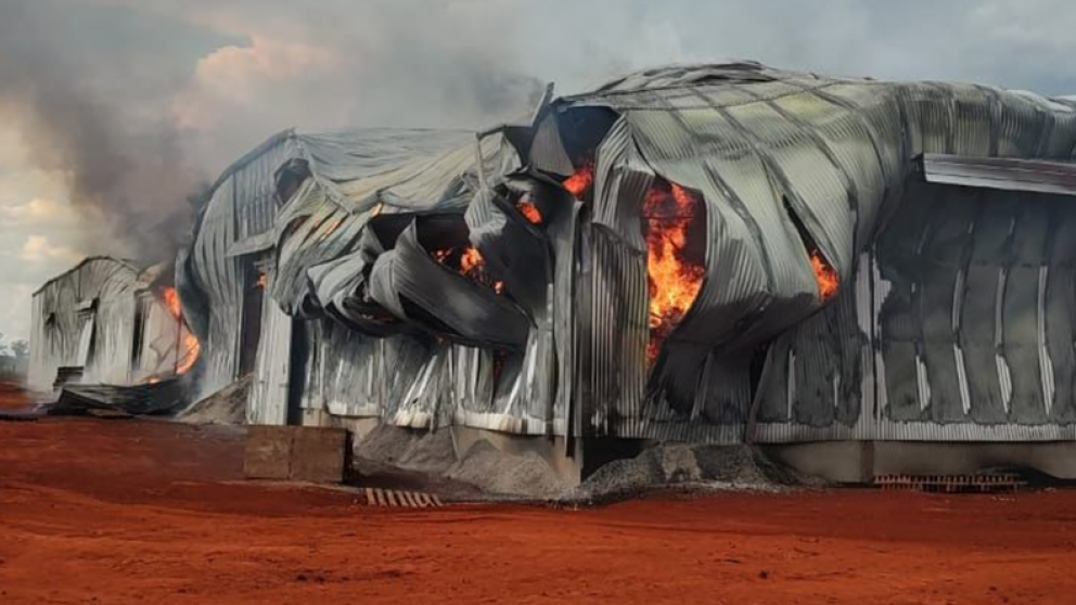 Gran incendio destruye depsito de yerba Playadito en Corrientes, aunque no afectar el abastecimiento