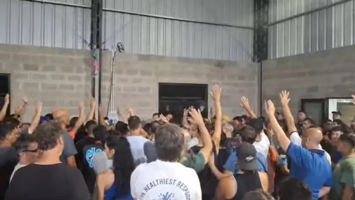 Aceptan propuesta en tensa asamblea de trabajadores de Tres Arroyos 
