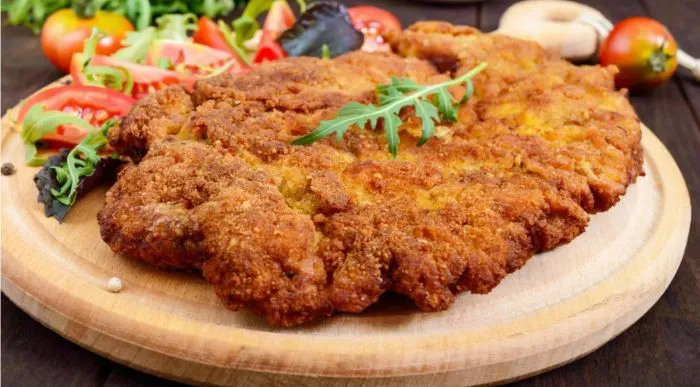 La milanesa se vuelve global: un ingeniero cordobés exporta su máquina a ocho países