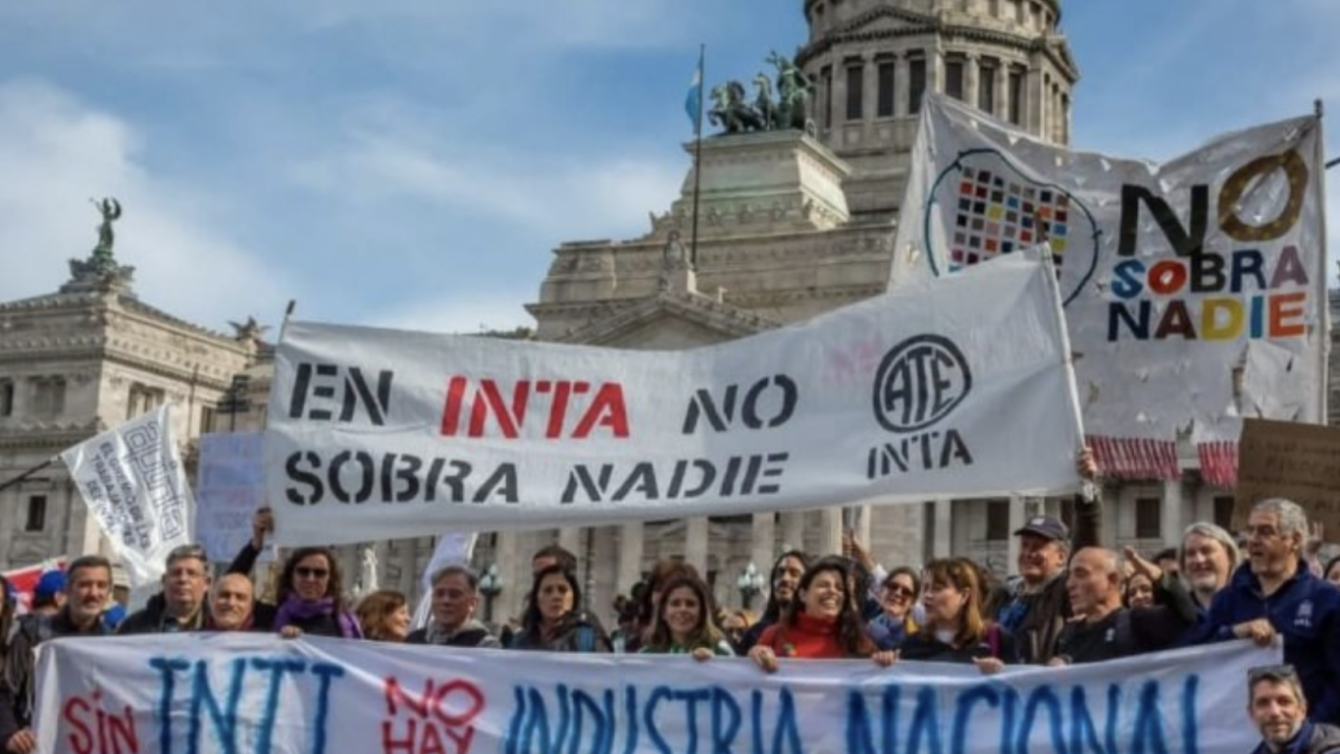 Tras el revés en el Congreso, el Gobierno puso a disposición a 367 trabajadores de organismos técnicos