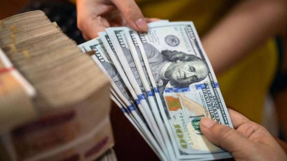 Presión cambiaria: el dólar se dispara y queda a un paso del techo oficial