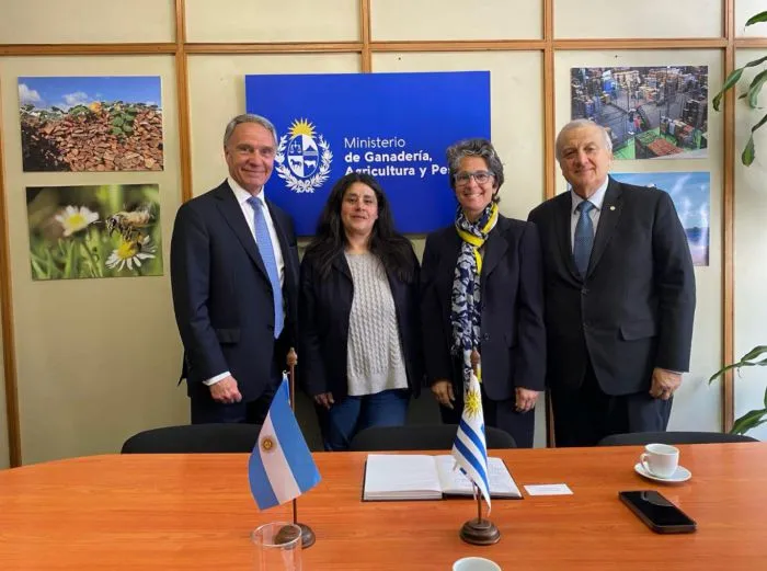 Autoridades del MGAP de Uruguay junto al embajador de Argentina, Alan Beraud, y la ministra María Valeria Iglesias, durante la reunión bilateral en Montevideo para agilizar el comercio agropecuario.