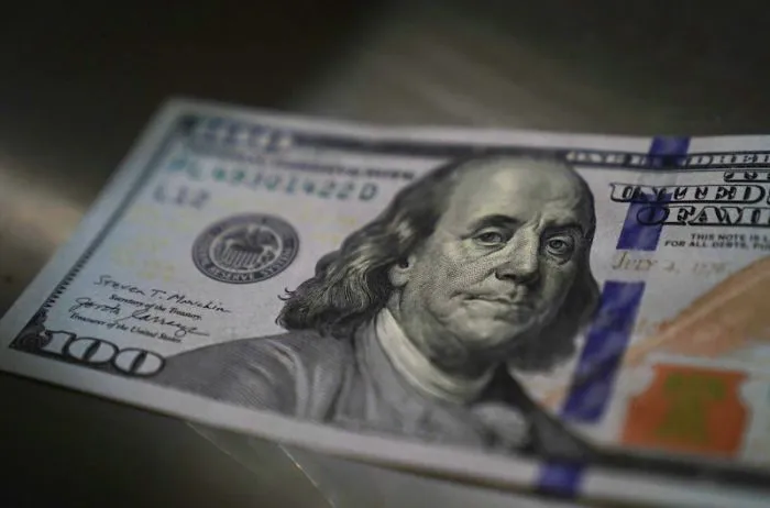 Dólar en tensión: el oficial salta y el CCL supera los $1.500 pese a la intervención de Estados Unidos